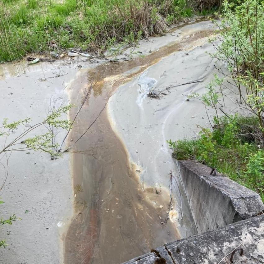 В Архангельске прокуратура ищет виновников слива бетонной смеси в водоём